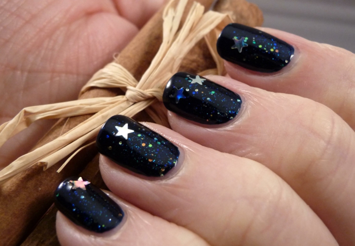 Ongles de paillettes d'hiver en bleu foncé avec de petites étoiles, idée pour la manucure du Nouvel An