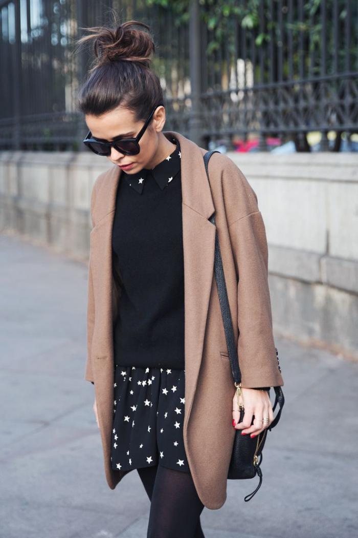 talvitakin karamelli väri lyhyt mekko mielenkiintoinen kuvio musta pusero