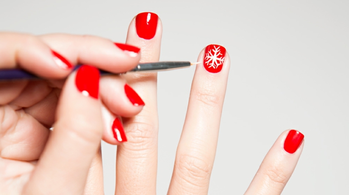 Zimski nokti za re-styling, bijeli pahuljice na crvenoj pozadini, ovalni oblik noktiju