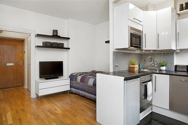 hogar-para-pequeño-apartamento-cama-al lado de la cocina - paredes blancas