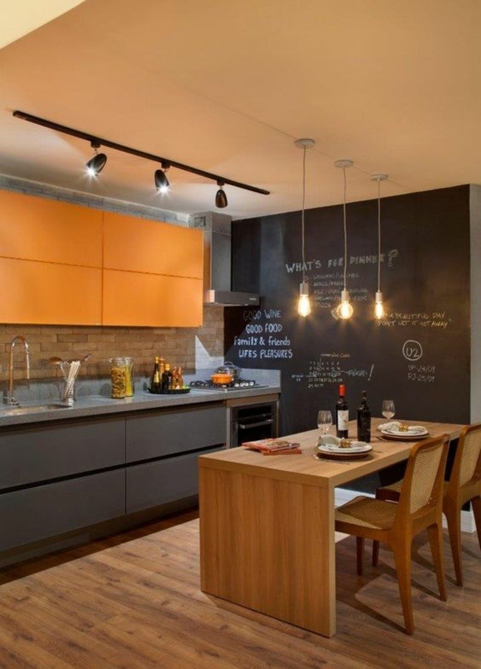 wohnideen-konyha-fekete-panel lámpák-kréta-fa-asztal-szék-mosogató
