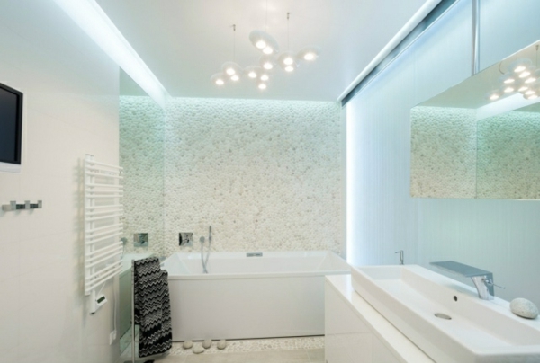 wohnideen-fehér-fürdőszoba-led megvilágítás-csempe-kavics-optika