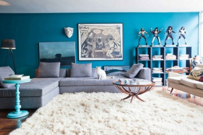 wohnideen-olohuone-bensiini sininen seinä värin ja harmaa-kulmasohva-takkuinen matto-