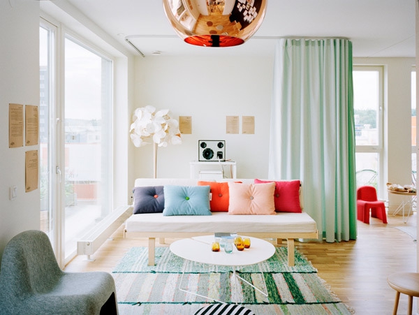 غرفة المعيشة تصميم لهجات ملونة