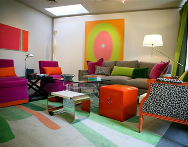 تصميم غرفة المعيشة بألوان زاهية