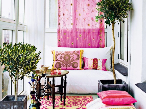تصميم غرفة المعيشة الستائر الوردية