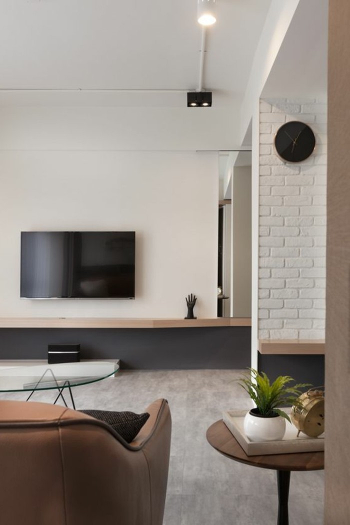 غرفة المعيشة البيج حديث التصميم التلفزيون على رأس الجدار