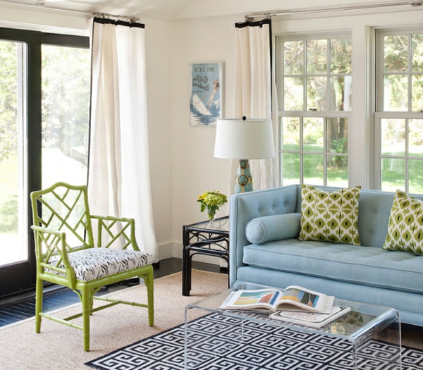 fehér függönyök és világos színű bútorok a nappaliban