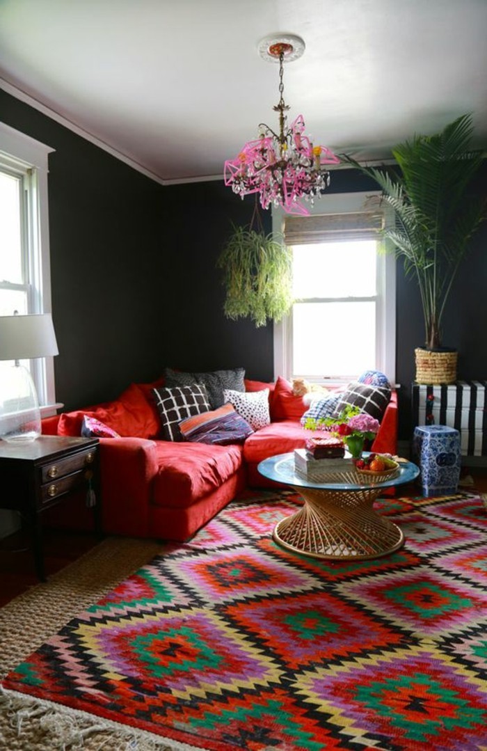 dnevni boja dizajn boje dizajn zidovi boje zidova Šarena-uzorak tepiha-crveno-kutak-uzorak jastuk-okrugli stakleni stol-drvo-noćna lampa-biljka