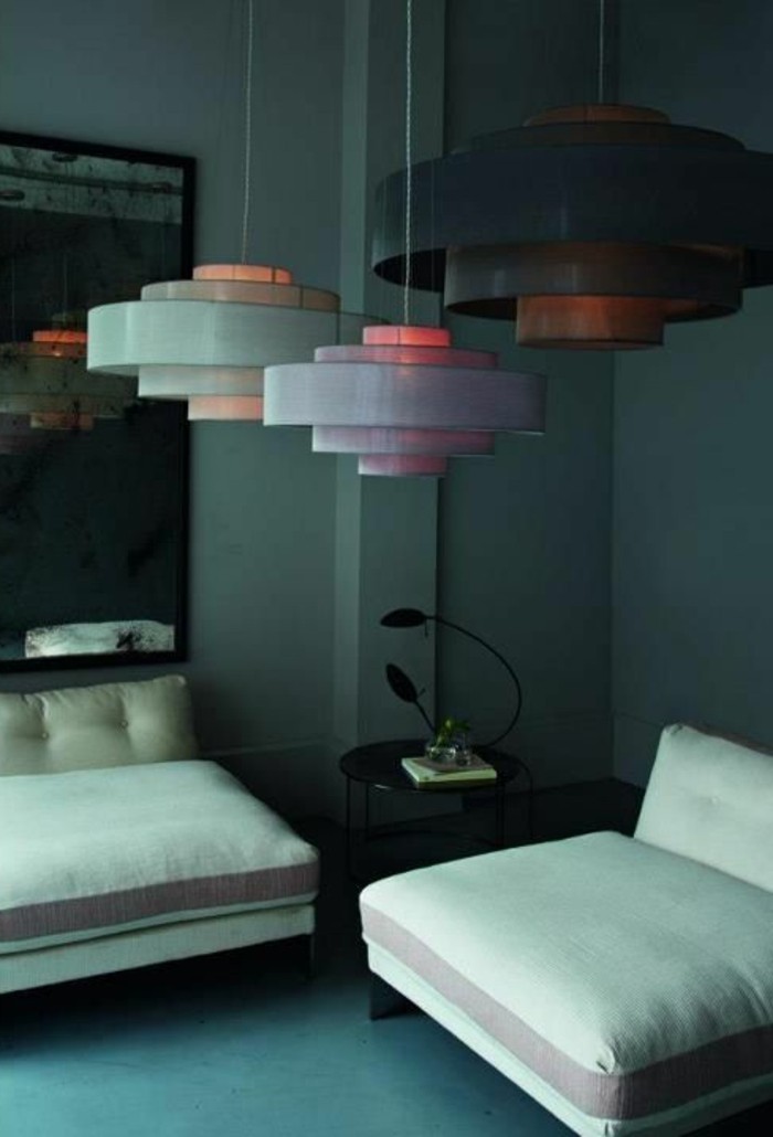 dnevni boja dizajn boje zidova-komforan-Weie-kauč-okrugli crni stol-tischdeko-moderne-okrugli-luster-ogledalo