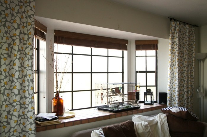 salon-fenêtre décoration et avec modernes rideaux
