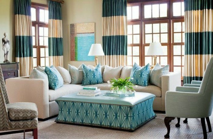 olohuone-verho-ideoita-raidallinen-blue-ottomaanien pöydän-ja-tyyny
