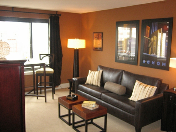 Color naranja oscuro para paredes en la pequeña sala de estar de lujo