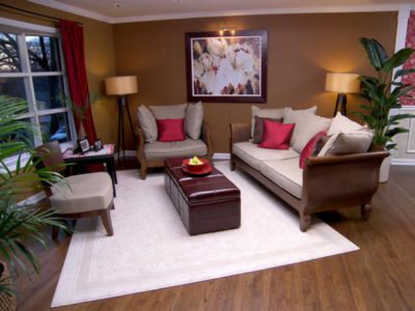 sala de estar de lujo con sofá de plantas verdes con sillones y ventana grande