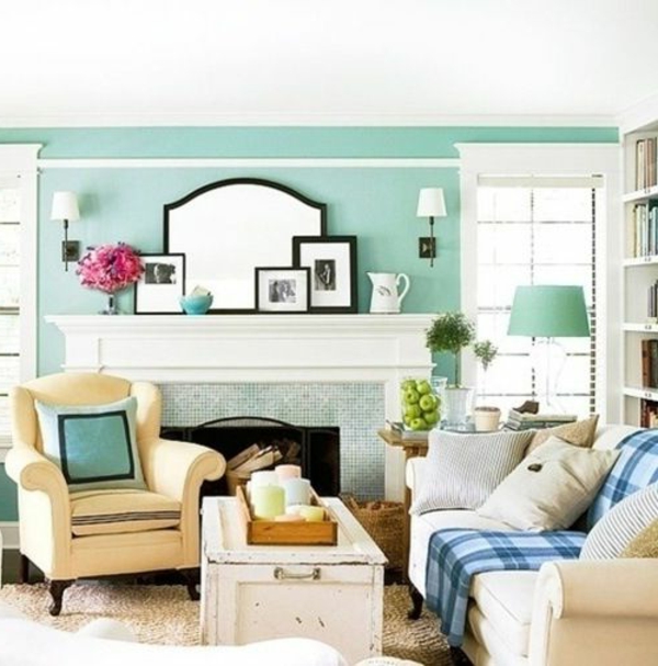 pequeña sala de estar con pared azul brillante diseño de pared