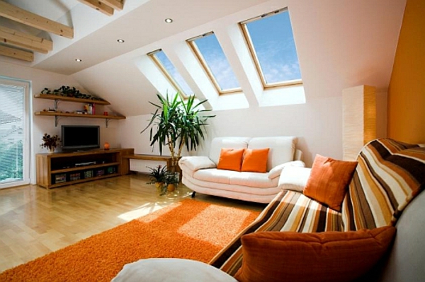 nappali-in-tetőtér-narancs-szőnyeg-és párna