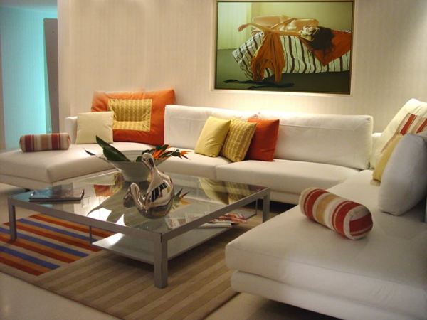 бял диван в хола с интересен дизайн