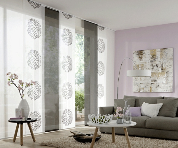 sala de estar con modernas cortinas correderas gris y blanco