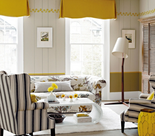 žute zavjese za kreativno uređenu dnevnu sobu