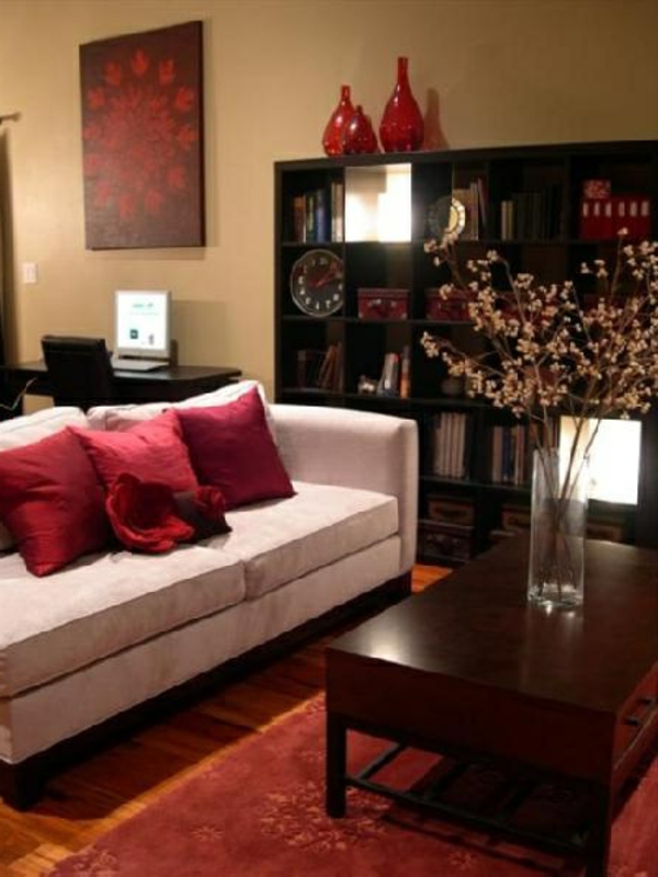 Дизайн на дневна стая - цвят охра и червени елементи
