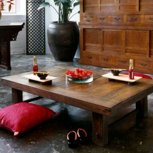 dnevni boravak-šik-s-orijentalno-sjedenje-jastuk-drvo-iz stola