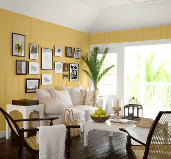 valkoiset huonekalut ja keltaiset seinät olohuoneessa