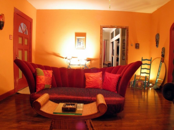 оранжев хол - модерен цвят на стената и екстравагантен диван