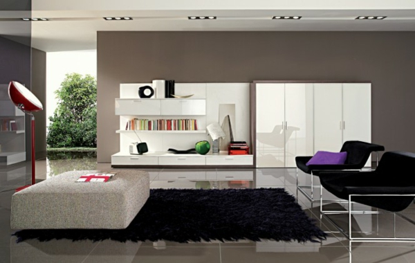 modernit huonekalut ja harmaa seinämaali olohuoneessa