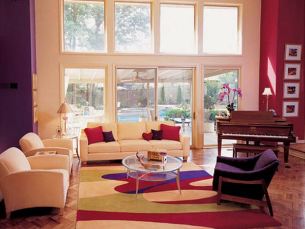 Color morado oscuro y rojo para el diseño de la pared en la sala de estar de lujo