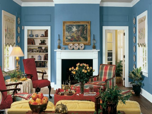Kauniisti sisustettu olohuone - sinisen seinämaali ja värikkäitä huonekaluja