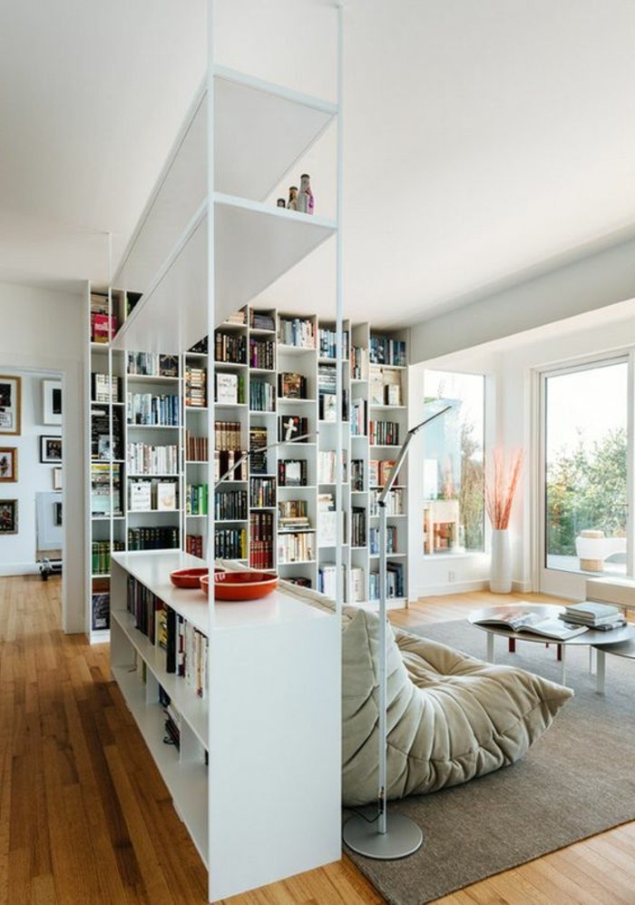 σαλόνι και χωλ-in-the-1-δωμάτιο διαμέρισμα-opisch-διαχωρισμού διαμέρισμα στο ράφι ξύλινο πάτωμα άνετο καναπέ-χαλί-window-to-the-δαπέδου επιτραπέζιο φωτιστικό-γύρο-καφέ
