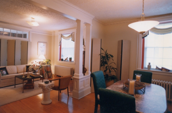 طلاء الجدران البيضاء والمفروشات البسيطة في غرفة المعيشة وفي غرفة الطعام