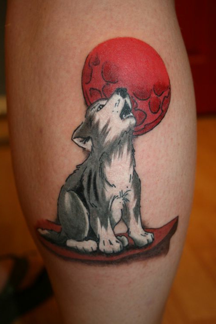slatki mali urlati vuk i crveni mjesec - ideja za tetovažu vukova