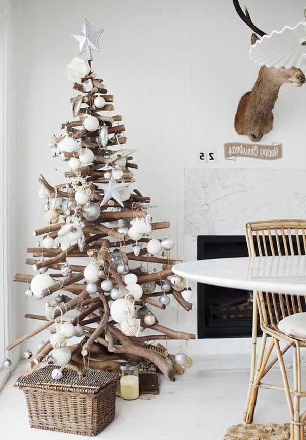 gyönyörűen díszített karácsonyfa fehér