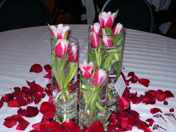 --- decoración-con-rosa-tulipán maravillosa mesa