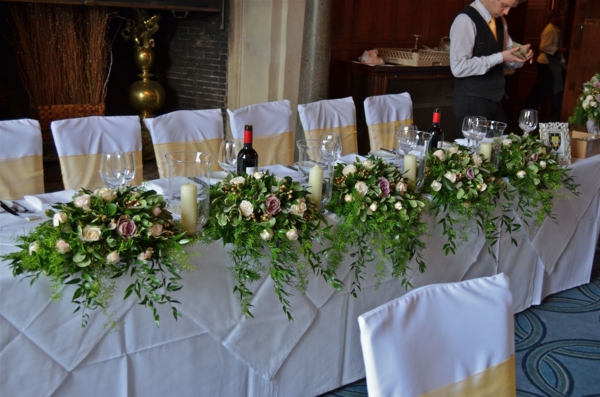 Tables merveilleux arrangements pour-mariage avec-roses