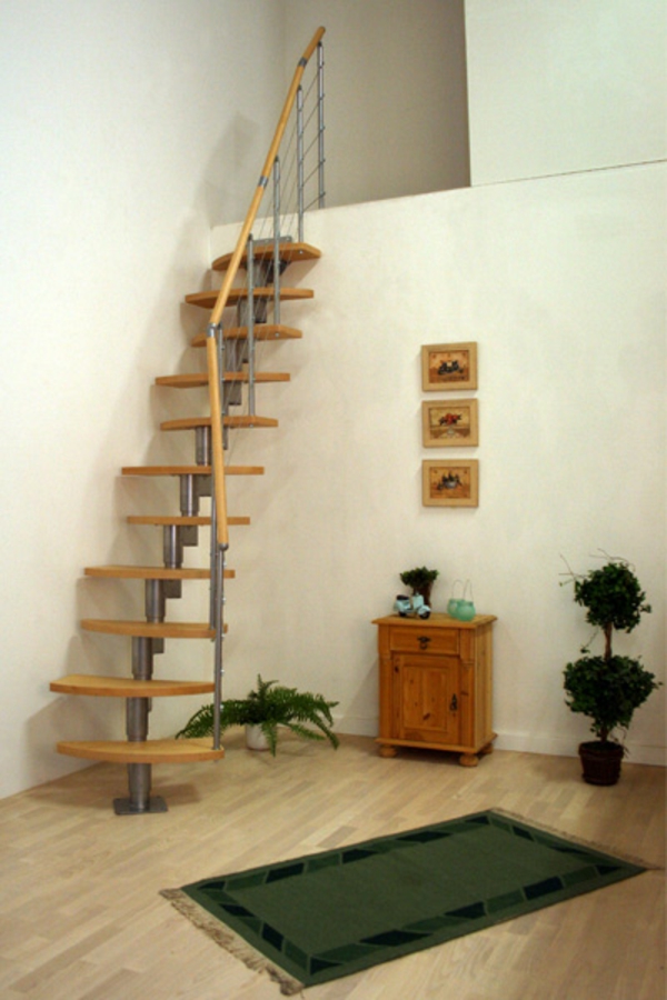 maravillosa escalera de madera en la sala