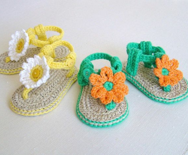 chaussures-grands-idées-pour-Häkeleien merveilleux bébé-sandales-avec-fleurs-crochet-grand-design-crochet-bébé