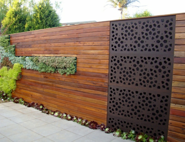 用木头做的美丽的花园围栏