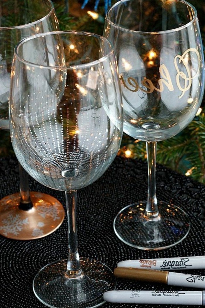 красиво декорирани червени чаши за вино Стилен и злато декорация