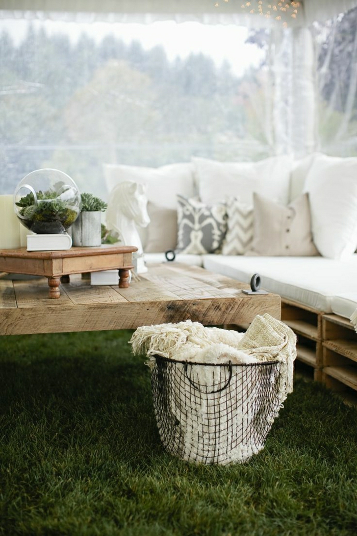 красива градина дизайн трева диван от палет масичка за кафе Bucket одеяло рустик елегантен