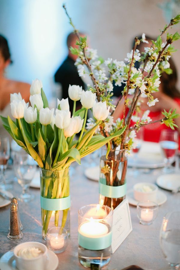 Hermosa decoración mesa de tulipanes-on-mesa