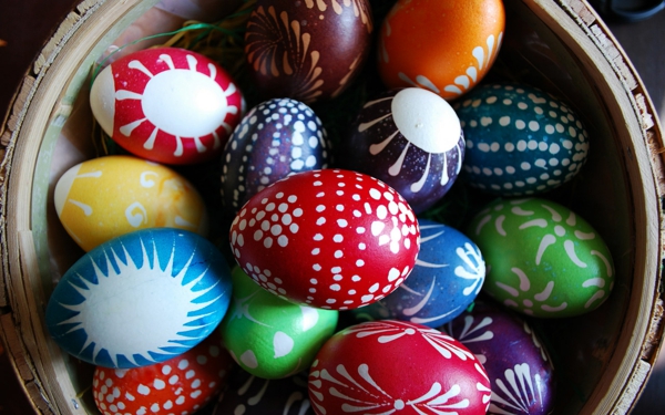 deco-ideas-para-pascua huevos de Pascua con colorful-- hermosa