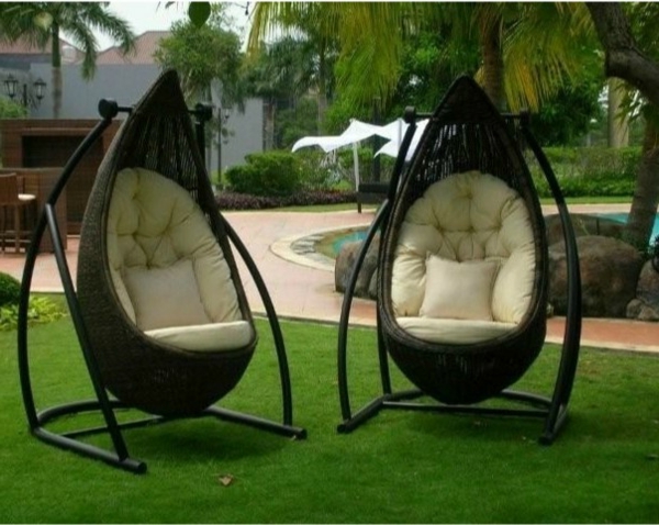 елегантен-ратан висящи стол-на-на тревата в твоята градина