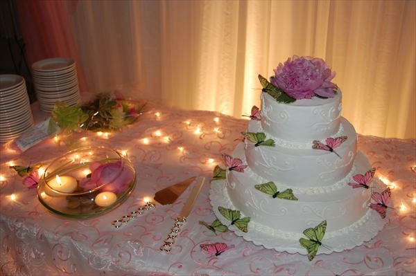 gyönyörű esküvői dekoráció asztalig érő világításhoz