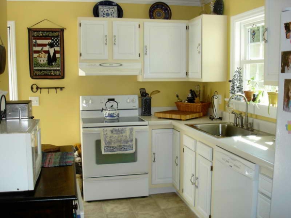 kaunis moderni-keltainen-keittiön seinän väri