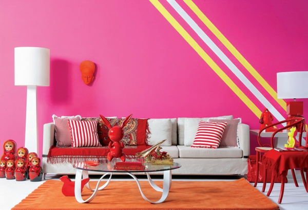 gyönyörű rózsaszín falak a nappaliban - egy fehér lámpa a kanapén