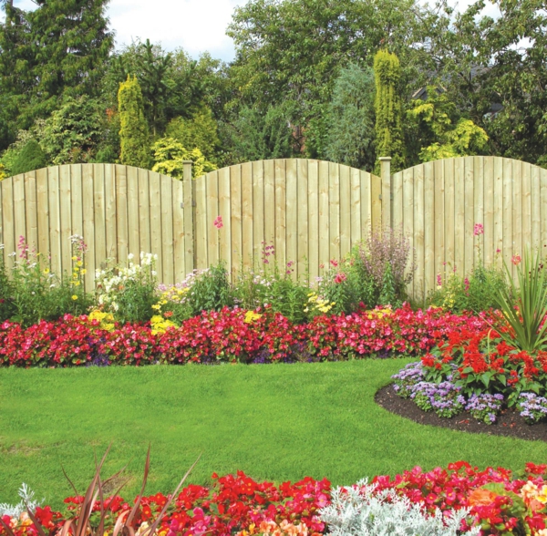lijepa vrtna ograda izrađena od drveta ideja