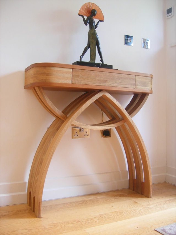 שולחן עץ יפה עם עיצוב unikalem