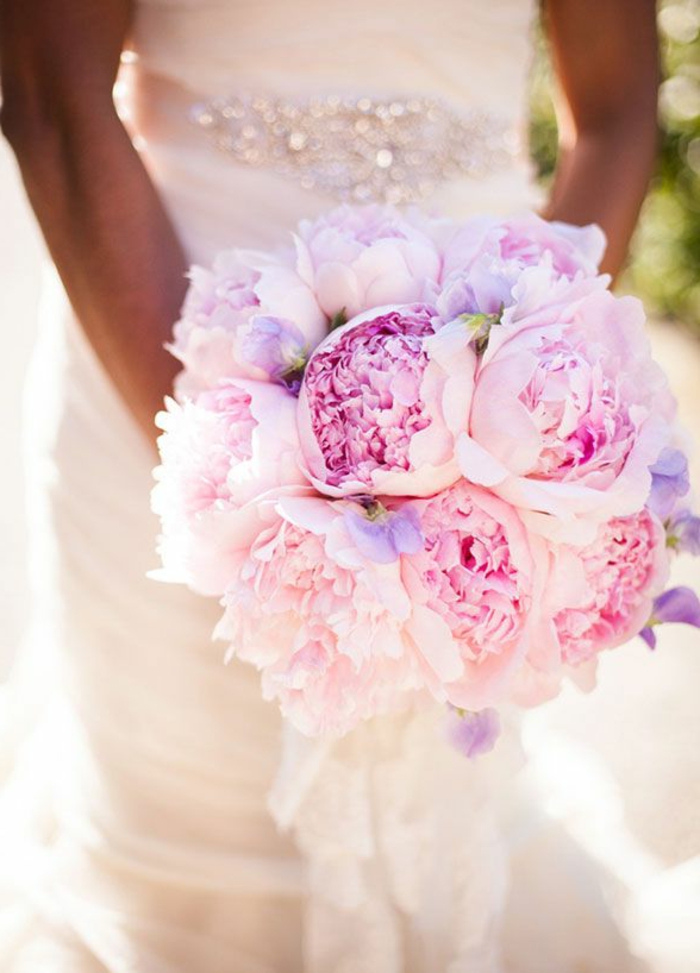 красиво цвете договореност-сватбен букет Божур лилави шевове